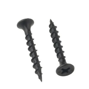 Due viti della linea Black phosphating Drywall Screw sono appoggiate su uno sfondo bianco, evidenziandone il rivestimento resistente e la finitura elegante.