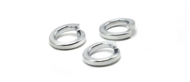 Beyaz zemin üzerinde üç adet gümüş yaylı rondela.