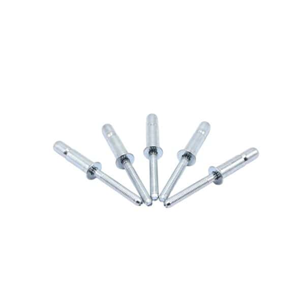 Vijf klinknagels met verzonken kop liggen verspreid op een witte achtergrond.