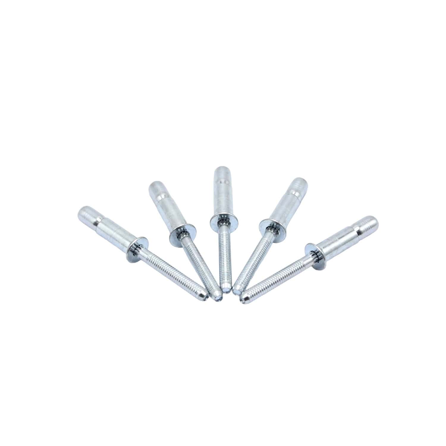 Vijf klinknagels met verzonken kop liggen verspreid op een witte achtergrond.