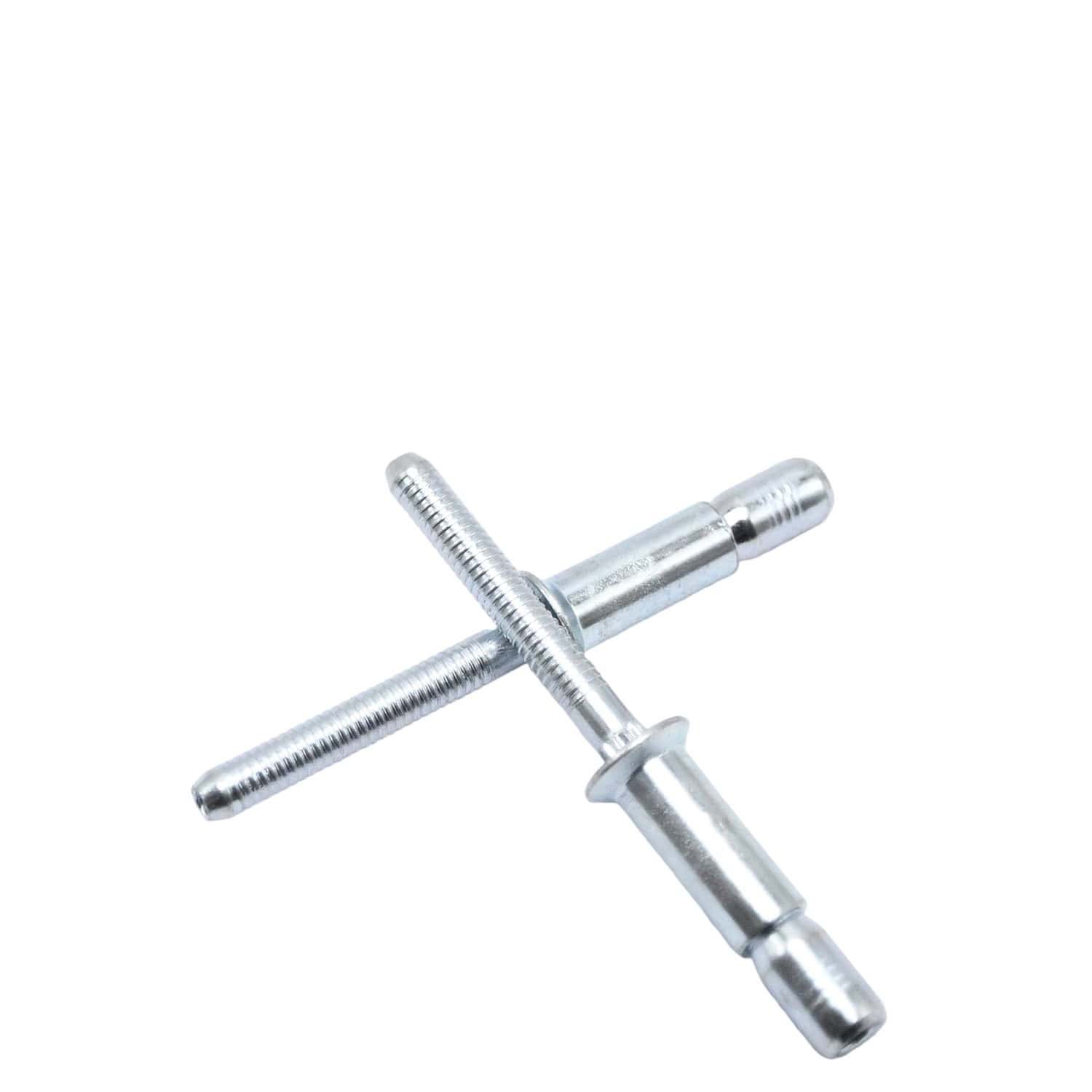 Twee klinknagels met verzonken kop vormen een X op een witte achtergrond.