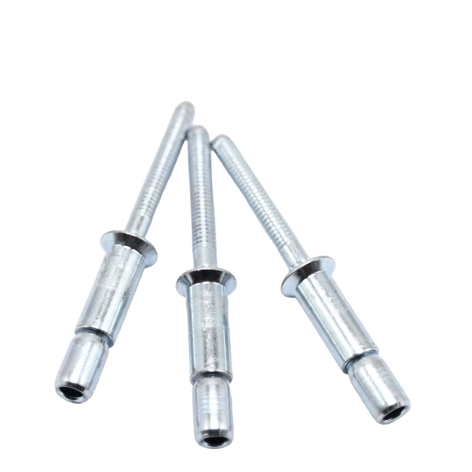 Drie zilveren klinknagels met verzonken kop en doornen zijn op een witte achtergrond gerangschikt.