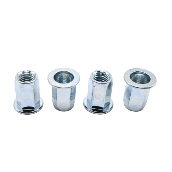 Beyaz zemin üzerinde dört adet düz başlı altıgen perçin somunu yan yana dizilmiştir.