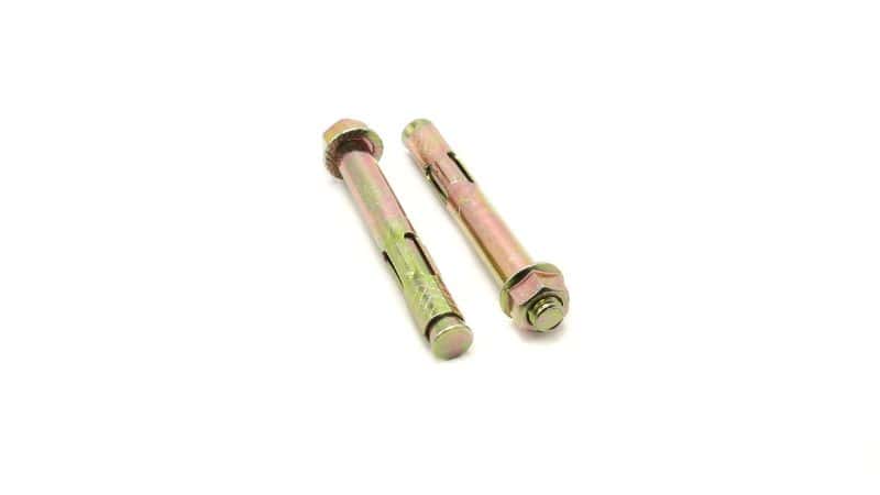 Beyaz zemin üzerinde altıgen başlı iki adet metal manşon ankraj cıvatası yer almaktadır.